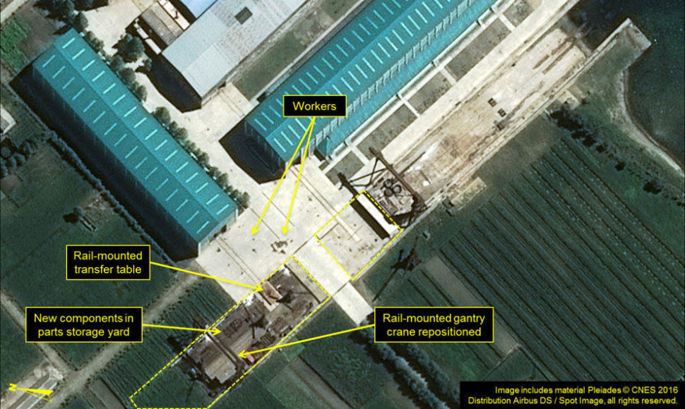 Šiaurės Korėjos Šimpo Pietinėje laivų statykloje vykdoma karinio laivo statybos programa – galbūt statomas naujas povandeninis laivas.