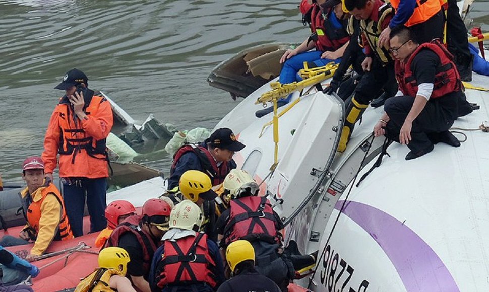 Taivane į upę nukrito „TransAsia Airways“ lėktuvas