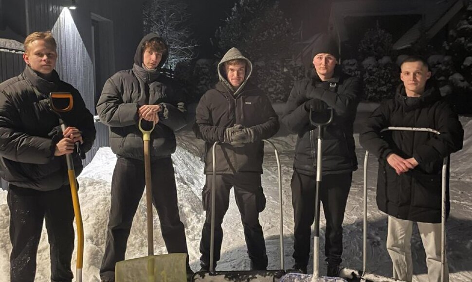 Sniegą kasti pasisiūlę vaikinai: „Tokios reakcijos nesitikėjome“