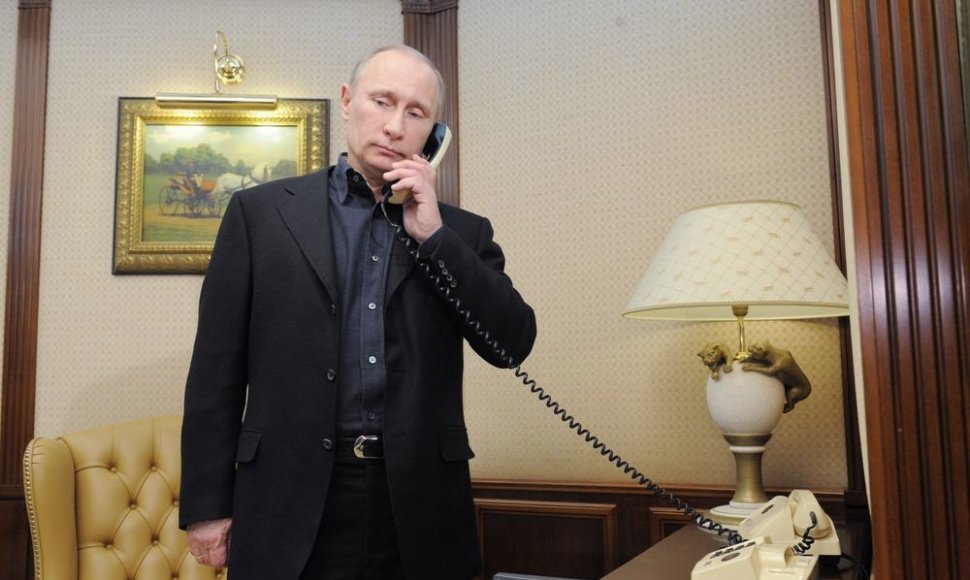 Vladimiras Putinas kalba telefonu.