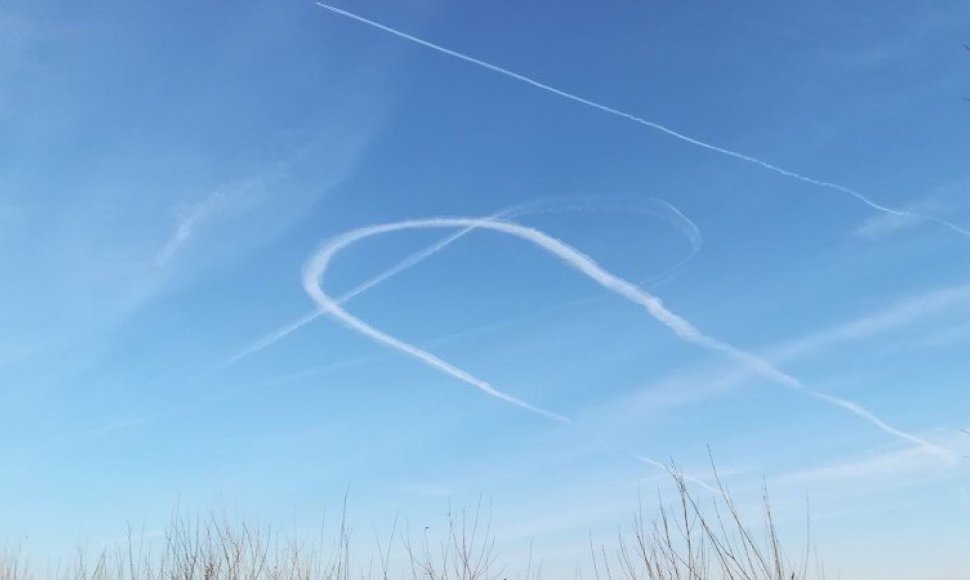 Alytaus rajone, virš Obelijos ežero įamžinti karinės aviacijos pilotų „driftai“