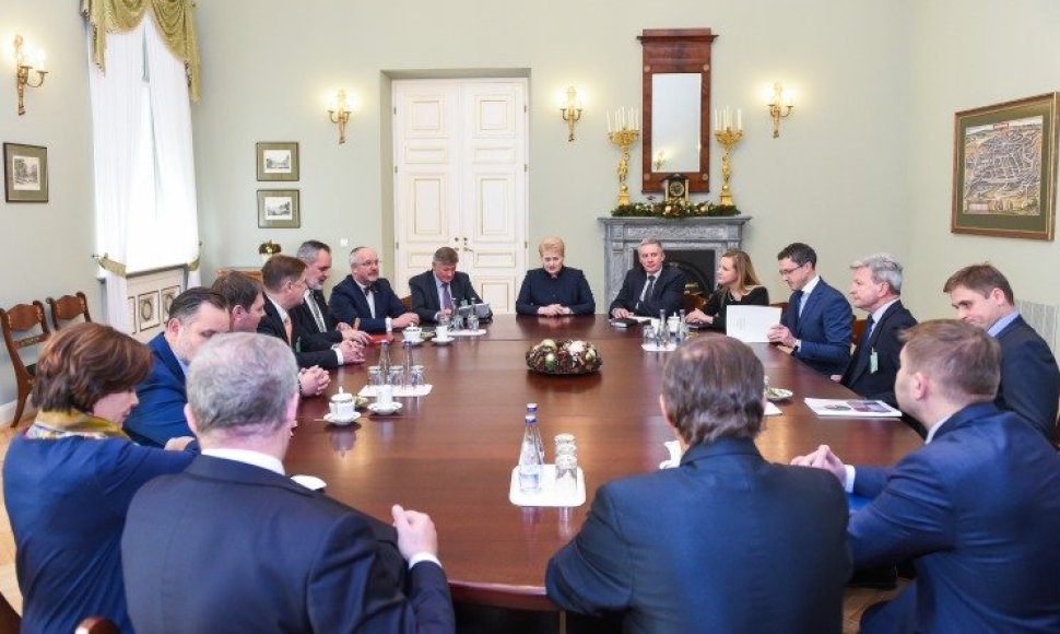 Dalia Grybauskaitė susitinka su Seimo Nacionalinio saugumo ir gynybos komiteto nariais.