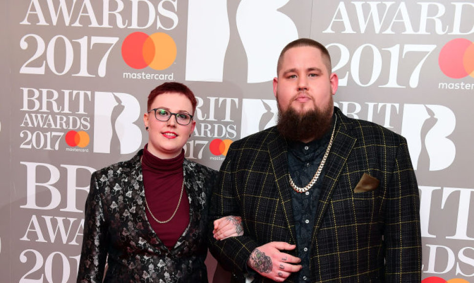 Atlikėjas Rag'n'Bone Man su žmona Beth Rouy