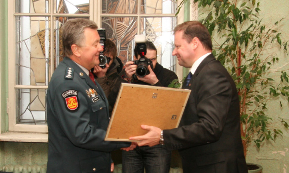 Policijos generalinis komisaras Saulius Skvernelis atsisveikino su ilgamečiu Klaipėdos apskrities VPK vadovu Benonu Ivanausku. 