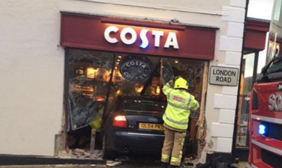 Į „Costa Coffee“ kavinę įvažiavo automobilis.