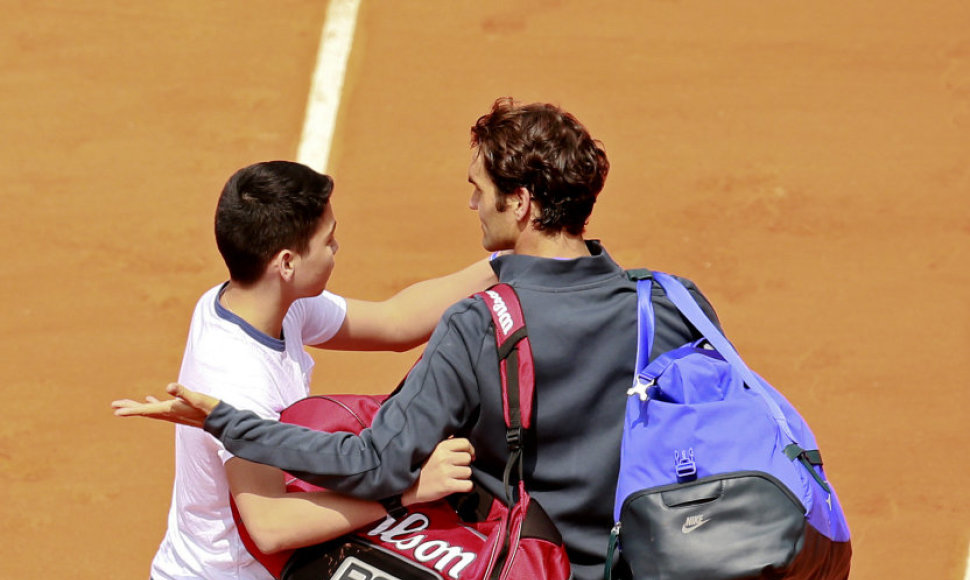 Teniso gerbėjas su Rogeriu Federeriu bandė pasidaryti asmenukę