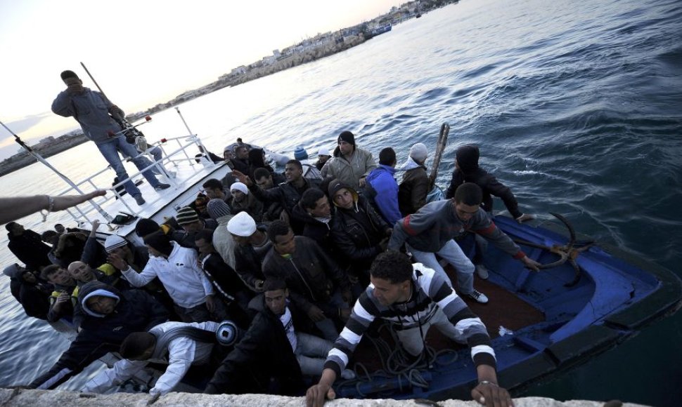 Į Italijai priklausančią salą plūsta tūkstančiai emigrantų.
