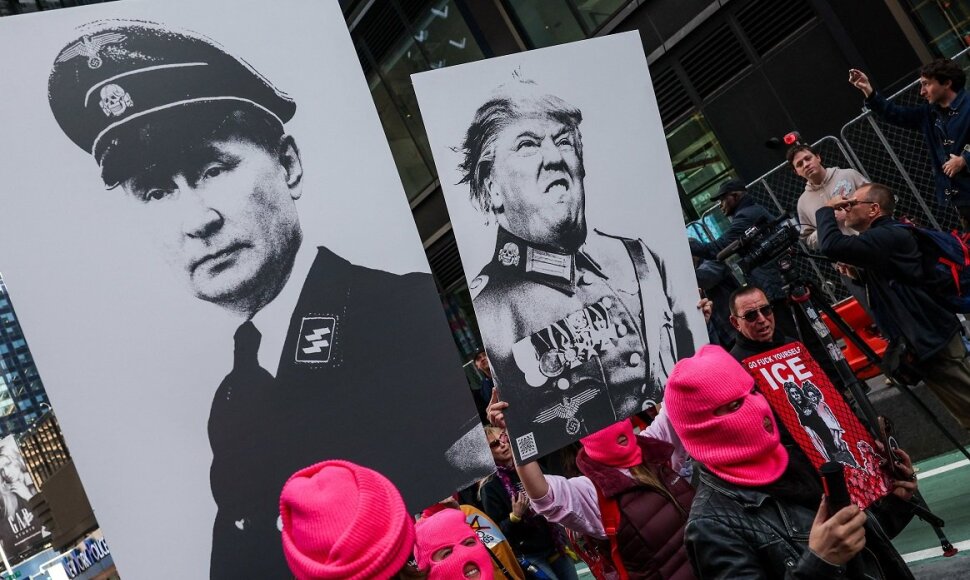 Protestuotojų laikomi plakatai su Vladimiro Putino ir Donaldo Trumpo atvaizdais