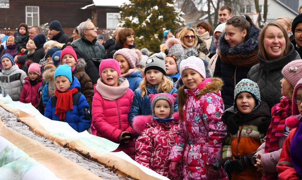 Trakuose išlietas šokolado kelias tarp dviejų sostinių   