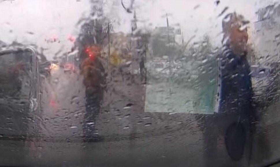 Kauno policija ieško vyro (dešinėje), kuris pažeidė viešąją tvarką