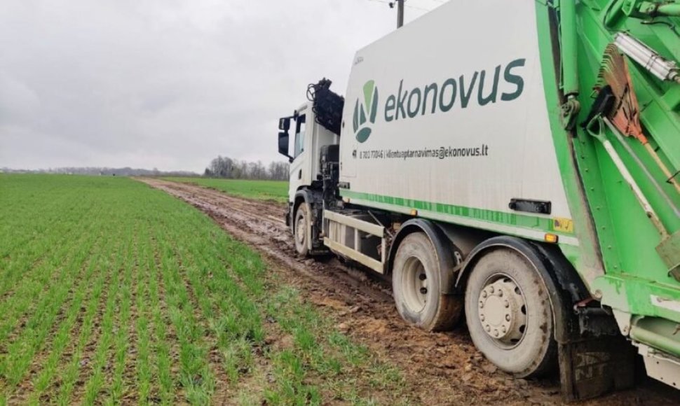  Viename Kėdainių rajono kaime vyko tikra šiukšliavežių gelbėjimo drama. Lauko keliuko, kuris oficialiai registruotas kaip gatvė, neįveikė net trys komunalininkų mašinos.