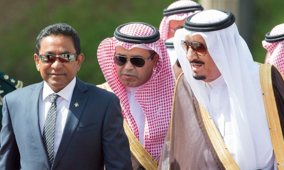 Maldyvų prezidentas Abdulla Yameenas (kairėje) su Saudo Arabijos karališkosios šeimos nariais