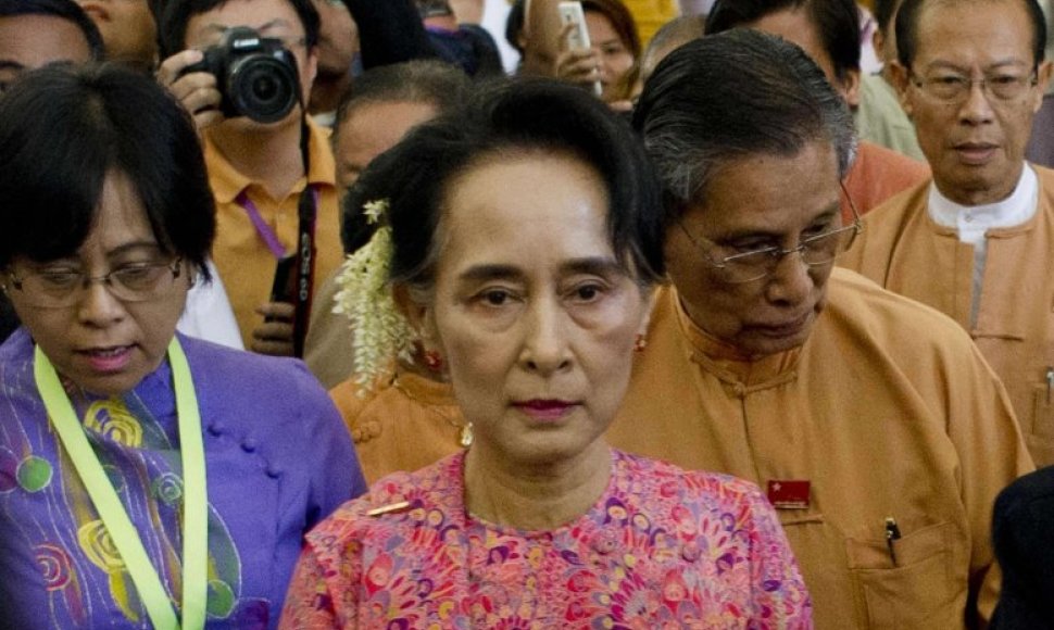 Mianmaro parlamente darbą pradeda Aung San Suu Kyi partija