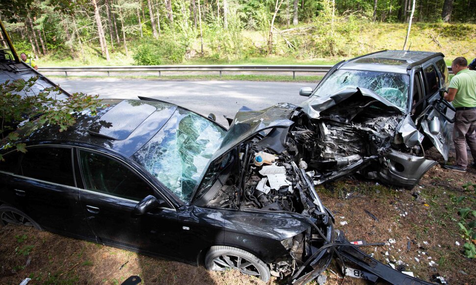 Nemenčinės plente tragi&scaron;ka &bdquo;Honda&ldquo; ir &bdquo;Audi&ldquo; kaktomu&scaron;a Vilniuje