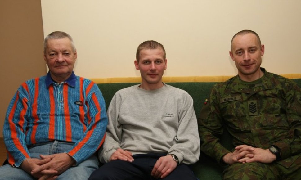 Sužeistas karys L.Mackevičius (vidur.) su tėvu Drąsučiu ir KASP seržantu majoru D.Masiuliu.