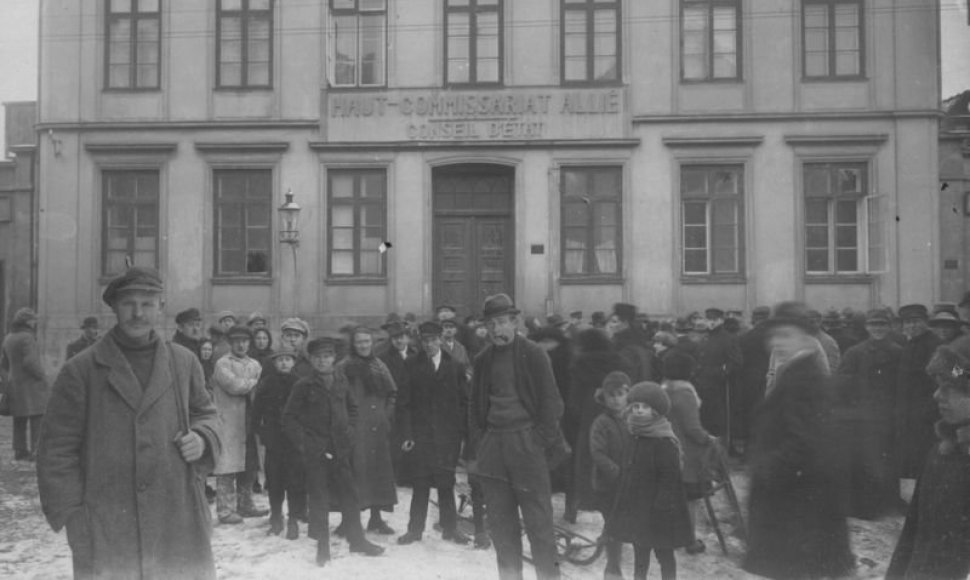 Klaipėdiečiai prie Prefektūros 1923 metų sausio 15 diena