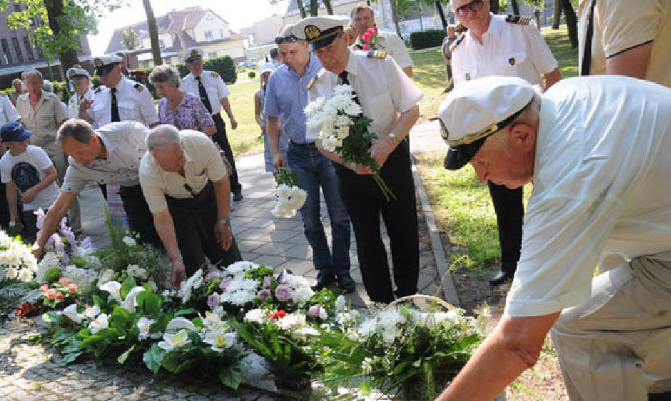 Kasmet prie paminklo „Linkuvai“ „Jie negrįžo iš jūros“ nevysta gėlės. Tikėtina, kad net tada, kai nebeliks 18 įgulos narių, kartu su laivu nuskendusių Ramiojo vandenyno platybėse, artimųjų, klaipėdiečiai išlaikys tradiciją pagerbti garbingą, bet pavojingą jūrininko profesiją.