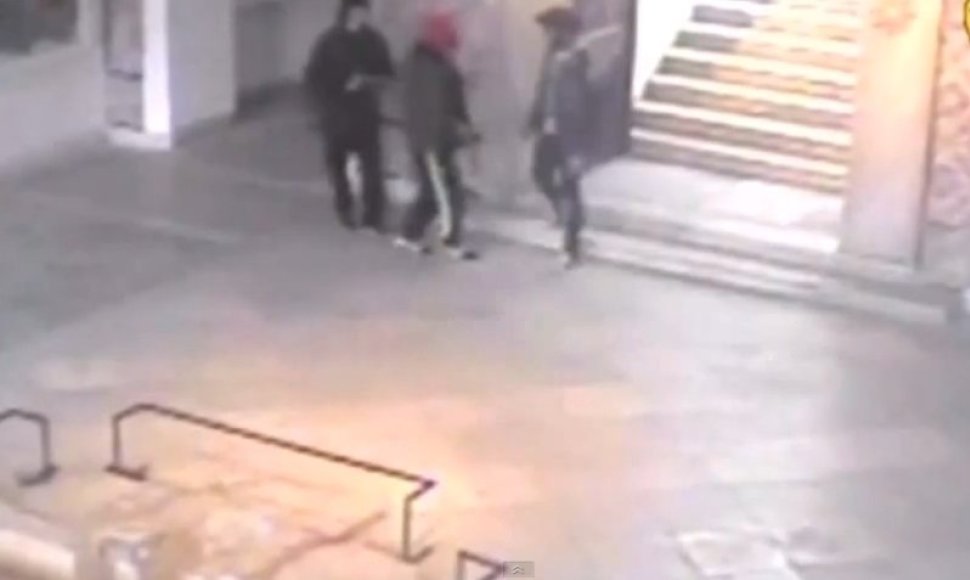 Paviešintas vaizdo įrašas, kuriame – Tuniso muziejų atakavę užpuolikai.