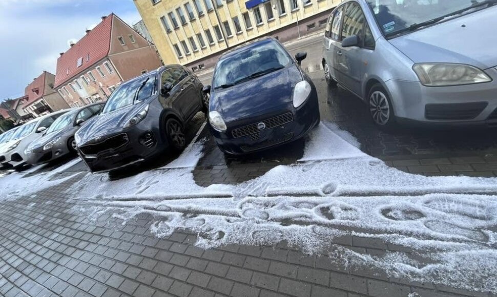 Kruša lyg sniegas Lenkijoje