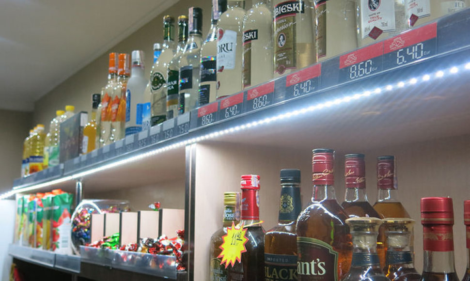 Pasak kaimo parduotuvių savininkų, išsilaikyti padeda stiprūs alkoholiniai gėrimai