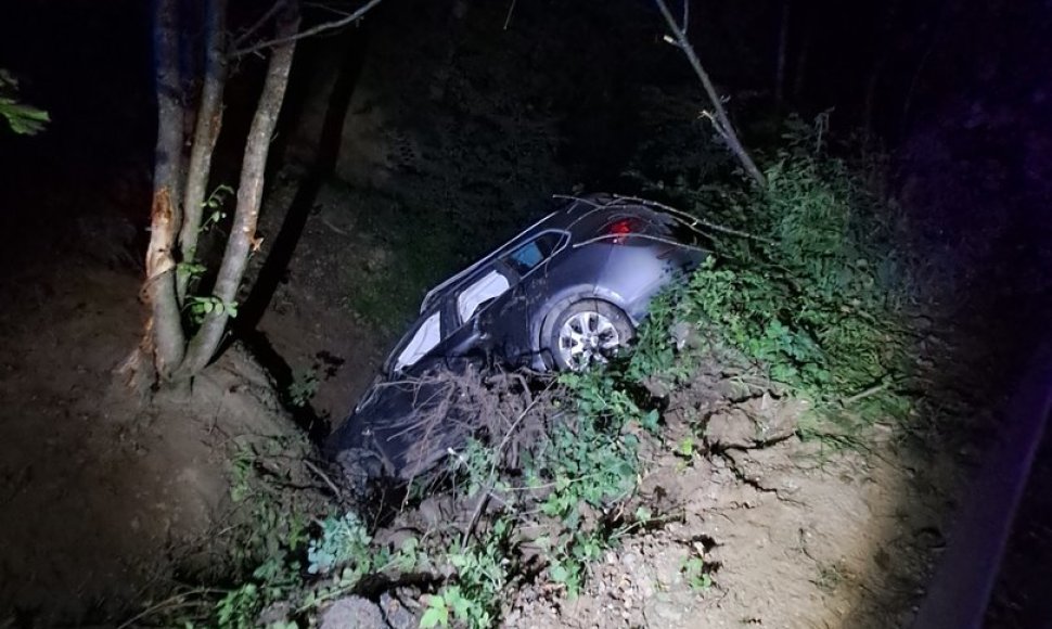 Kaune nuo skardžio nuskriejo jaunuolio nesuvaldyta „Opel“