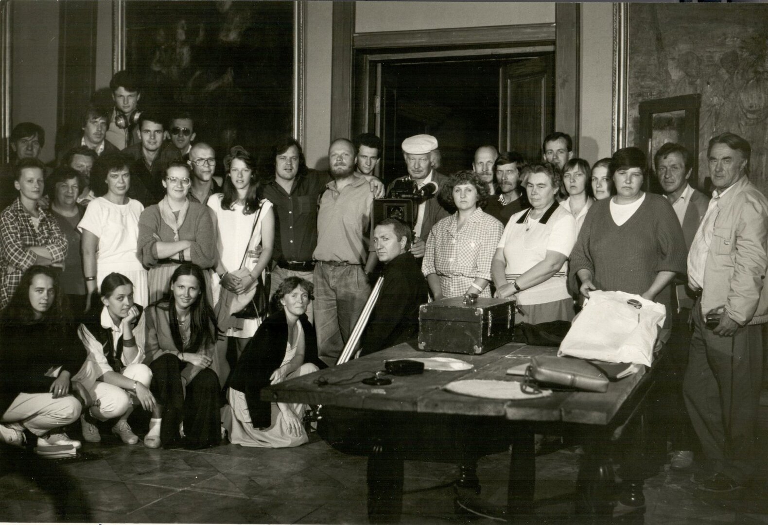 Filmo &bdquo;Vaikai i&scaron; Amerikos vie&scaron;bučio&ldquo; kūrybinė grupė, 1990. Centre &ndash; Jonas Toma&scaron;evičius. 