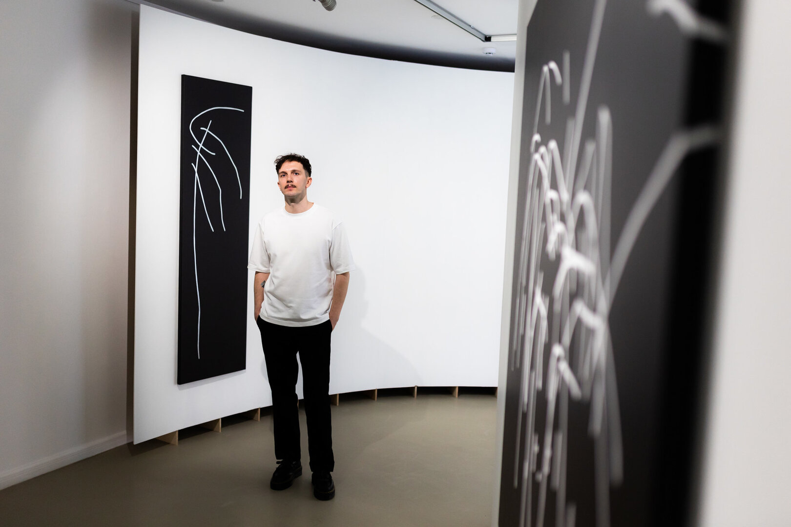 Vilniaus miesto galerijoje &bdquo;Meno ni&scaron;a&ldquo; atidaryta menininko Jurgio Tarabildos paroda &bdquo;Sync&ldquo;miesto galerijoje &bdquo;Meno ni&scaron;a&ldquo; atidaroma ilgai laukta menininko Jurgio Tarabildos paroda &bdquo;Sync&ldquo;