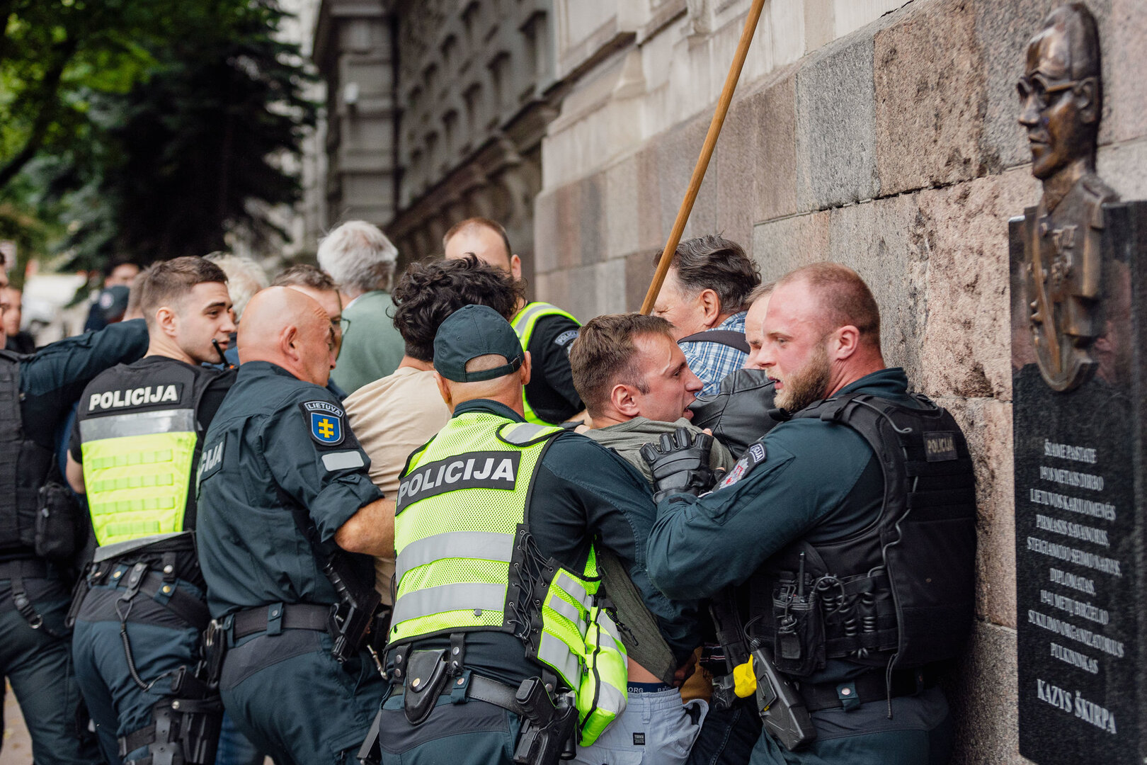 Vilniuje nuimama be leidimo pakabinta atminimo lenta Kaziui &Scaron;kirpai