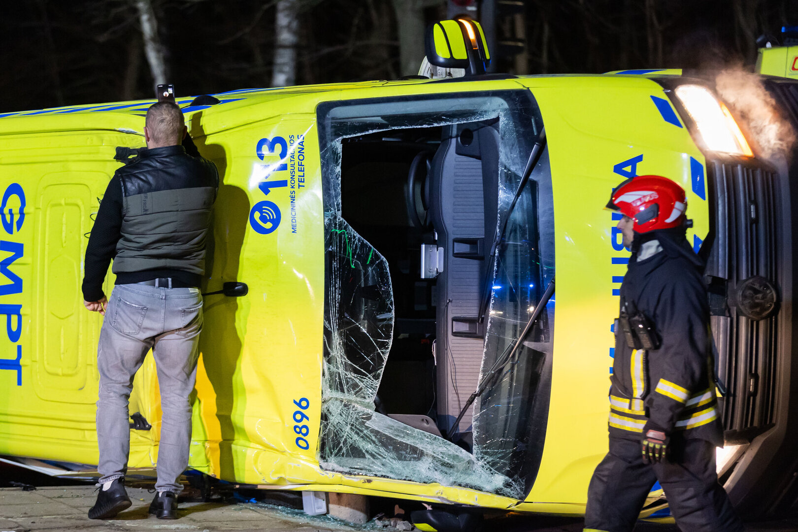 Vilniuje apvirto greitosios pagalbos automobilis
