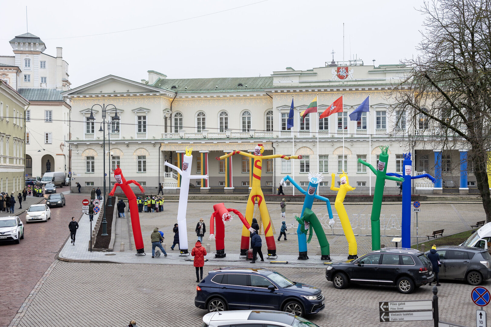 Instaliacija &ndash; bestuburių oro žmogeliukų parkas
