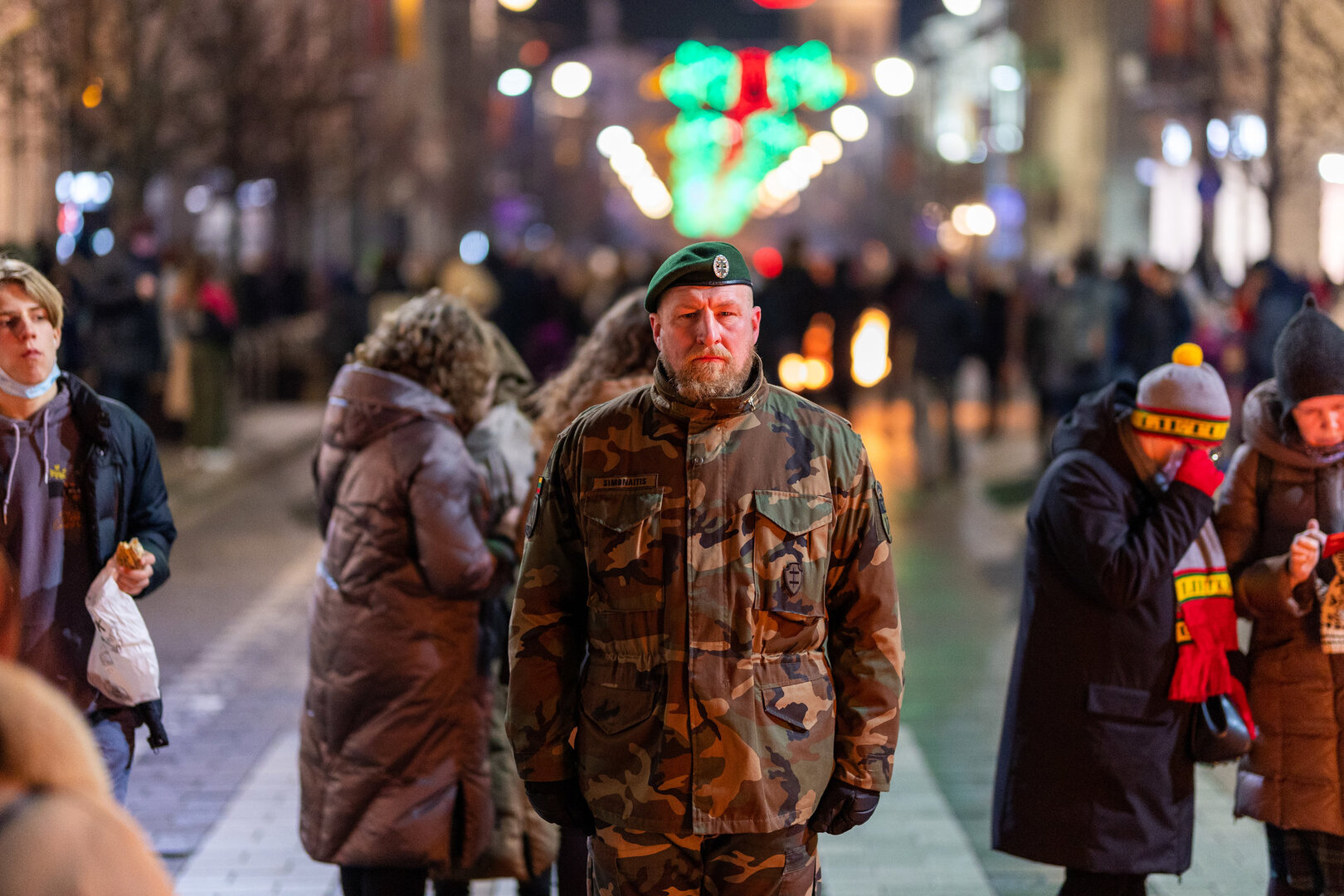 Gedimino prospekte suliepsnojo &scaron;e&scaron;iolika simbolinių Vasario 16-osios laužų