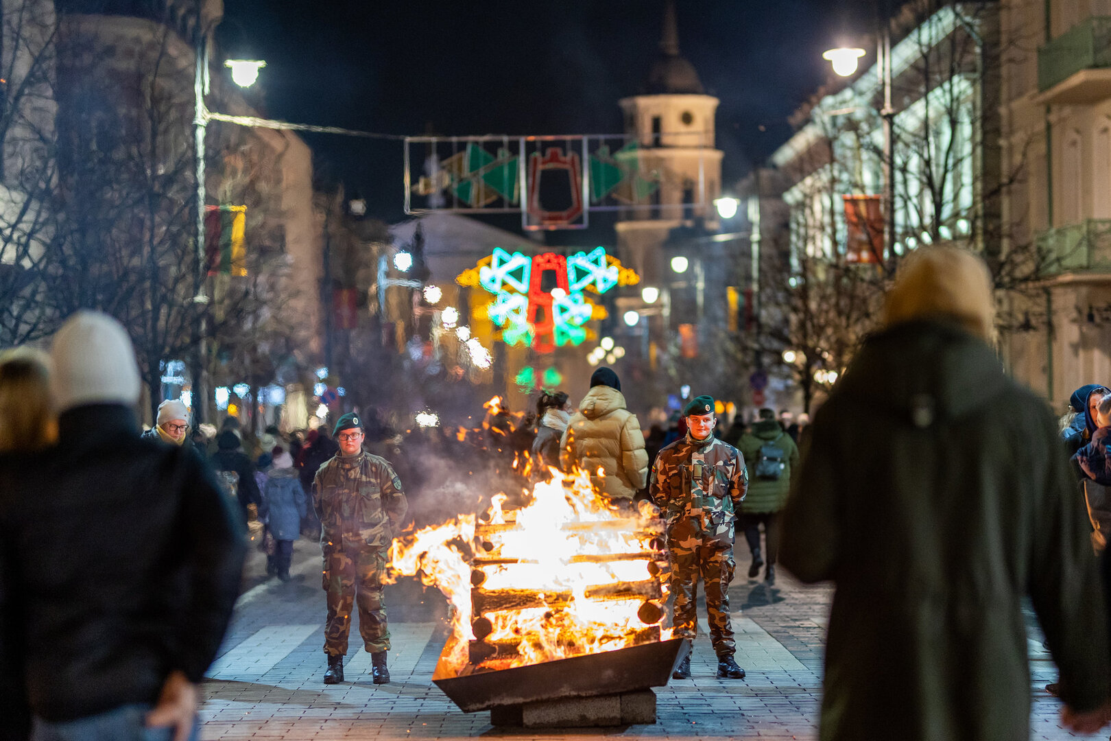 Gedimino prospekte suliepsnojo &scaron;e&scaron;iolika simbolinių Vasario 16-osios laužų