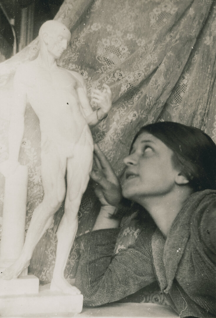 Meno mokykloje su gipso modeliu. Kaunas, 1932