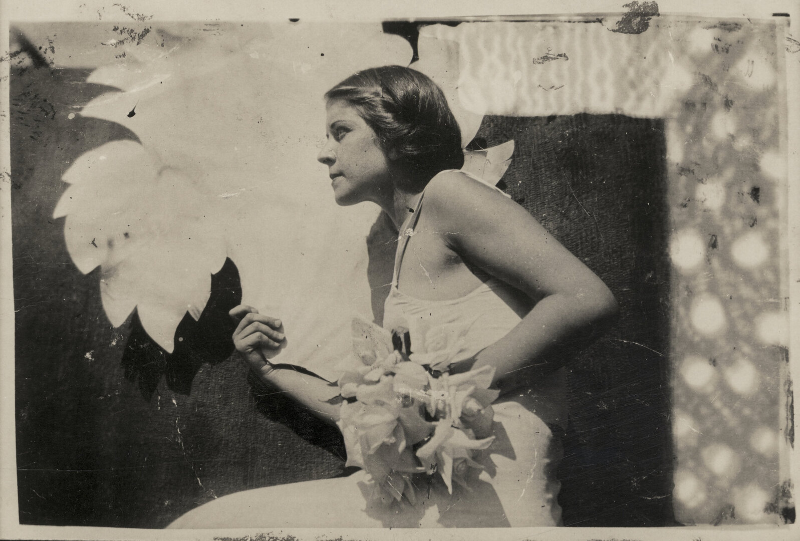 Sėdinti su gėlėmis I, 1932