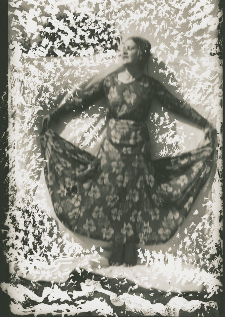 Fotografika &bdquo;Gėlėta suknelė&ldquo;, 1931&ndash;1940