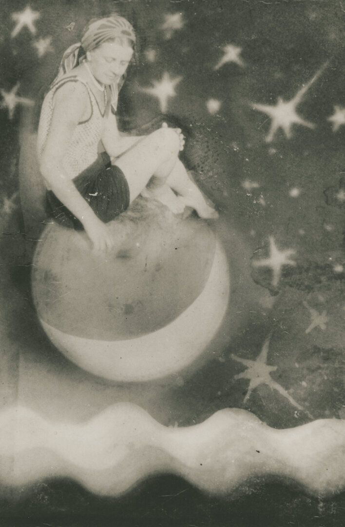 Sėdinti ant mėnulio, 1932