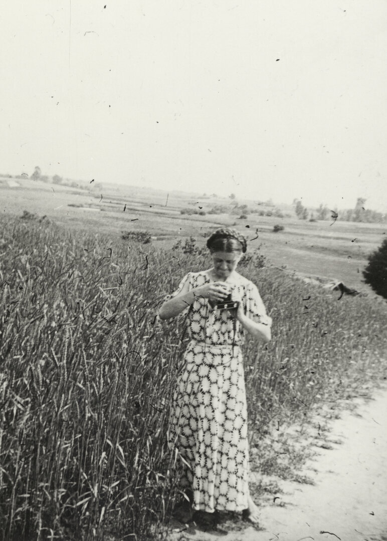 Domicelė Tarabildienė su naujuoju fotoaparatu &bdquo;Ikonta&ldquo; Janapolio laukuose prie&scaron; i&scaron;vykdama į Paryžių, 1937