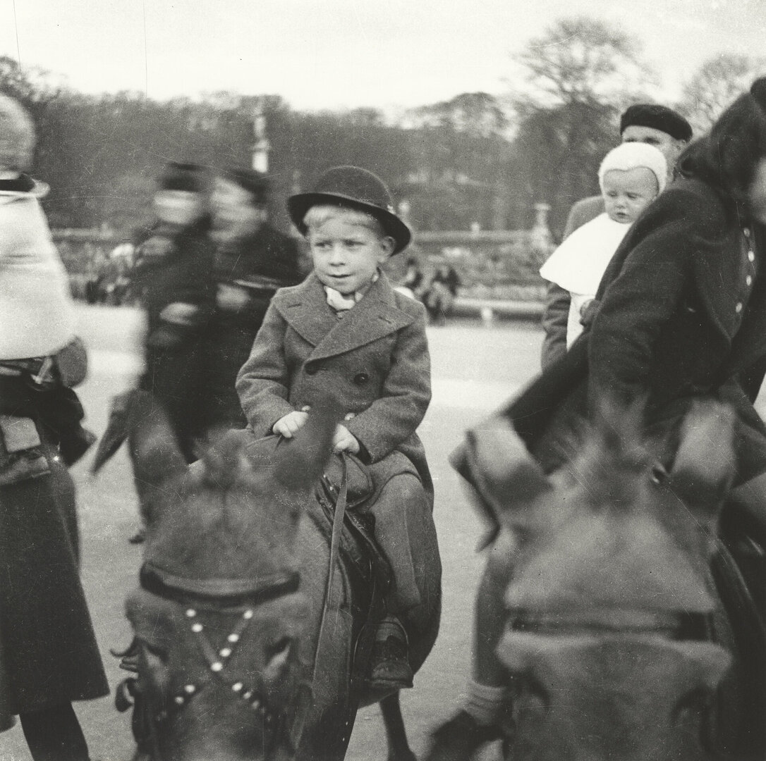 Arūnas Tarabilda ant ponio Liuksembur-go sode. Paryžius, 1939