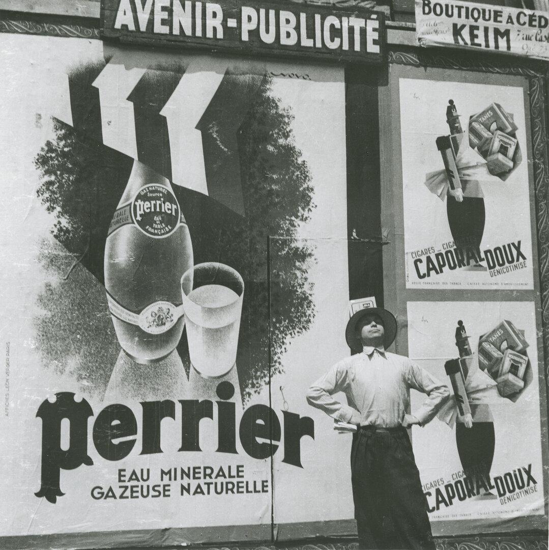 Petras Tarabilda prie &bdquo;Perier&ldquo; reklaminių skydų. Paryžius, 1938