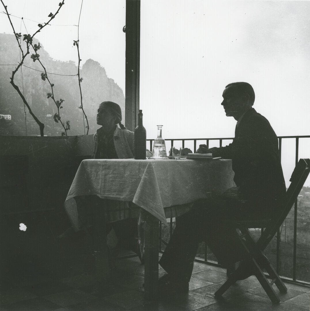 Prie staliuko terasoje. Kaprio sala, 1938