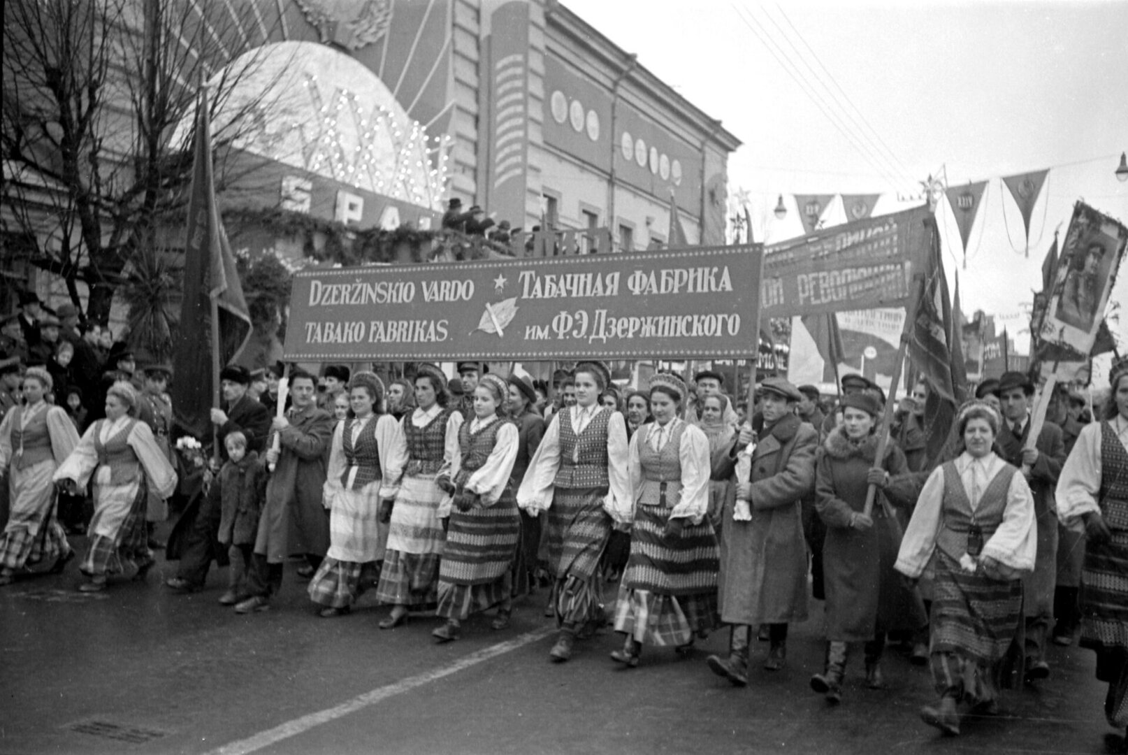 35-ųjų Spalio revoliucijos metinių demonstracija, 1952 m.