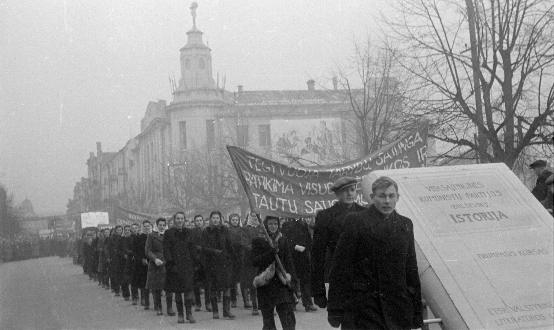 29-ųjų Spalio revoliucijos metinių demonstracija, 1946 m.