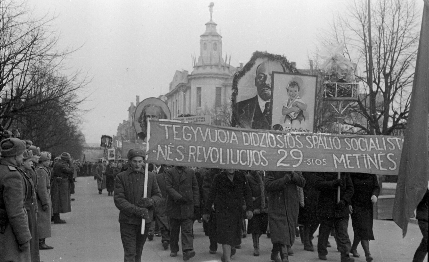 29-ųjų Spalio revoliucijos metinių demonstracija, 1946 m.