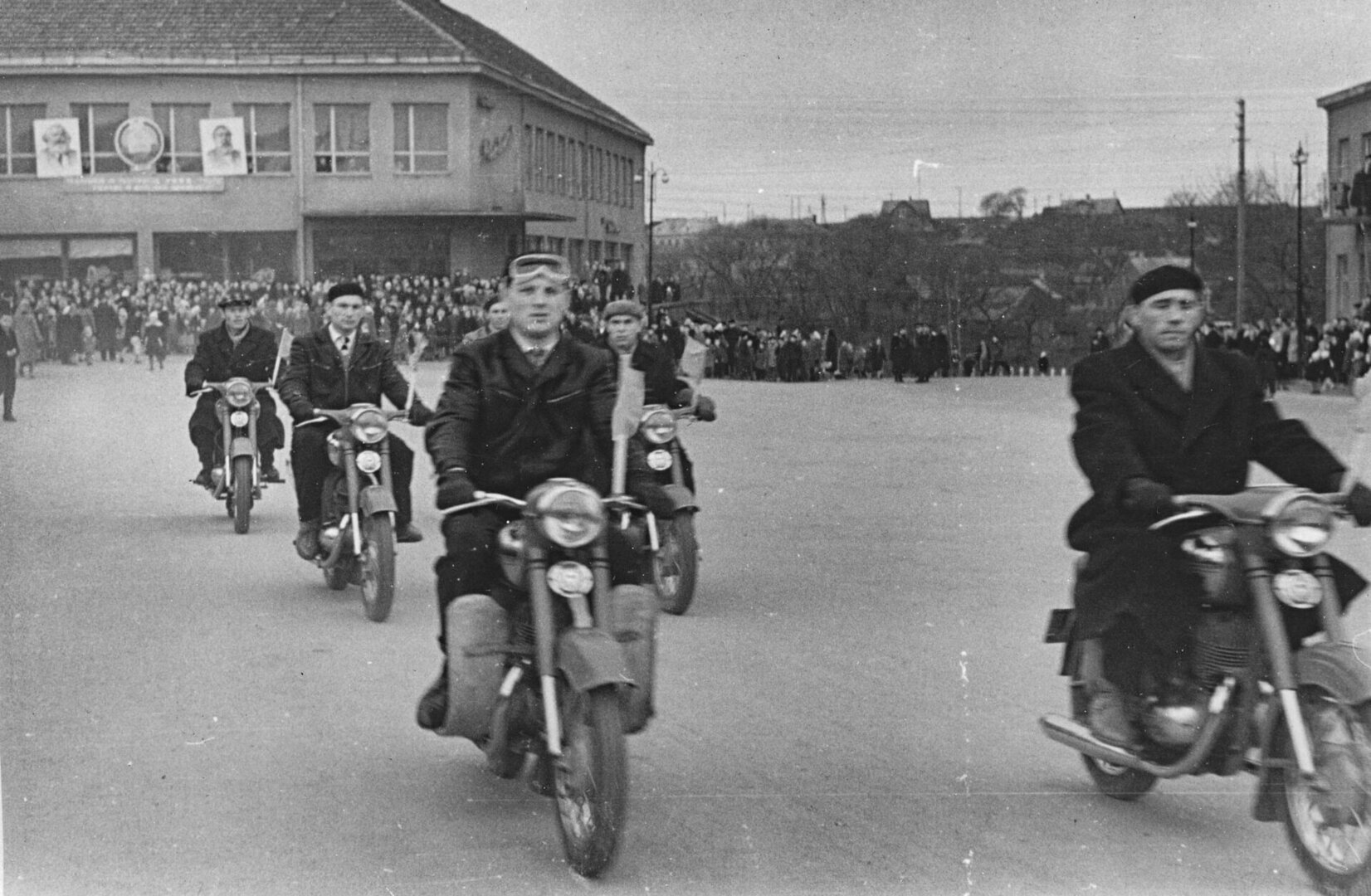 Demonstracija Anyk&scaron;čiuose. Motociklininkų paradas A. Baranausko aik&scaron;tėje. ~1965 m. &ndash; 1968 m.