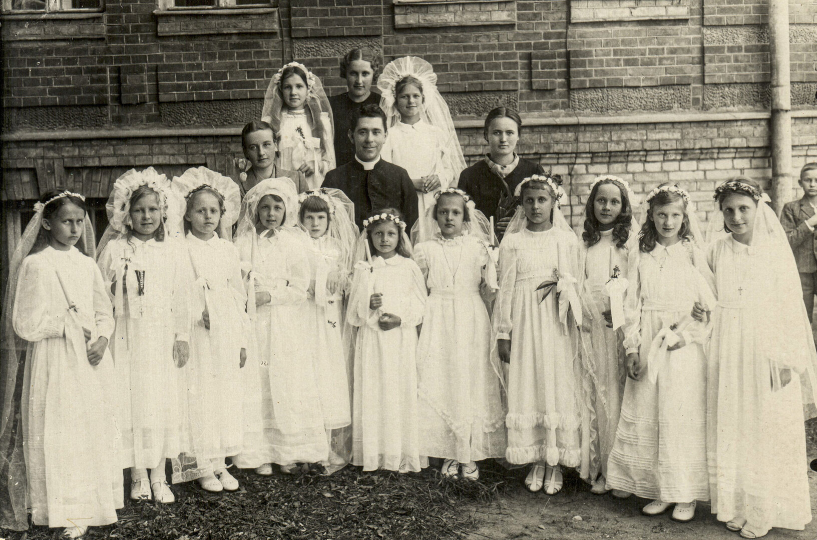 "Saulės" pradžios mokyklos mokinės su Kauno bazilikos vikaru Vaclovu Zakarausku, 1939 m.