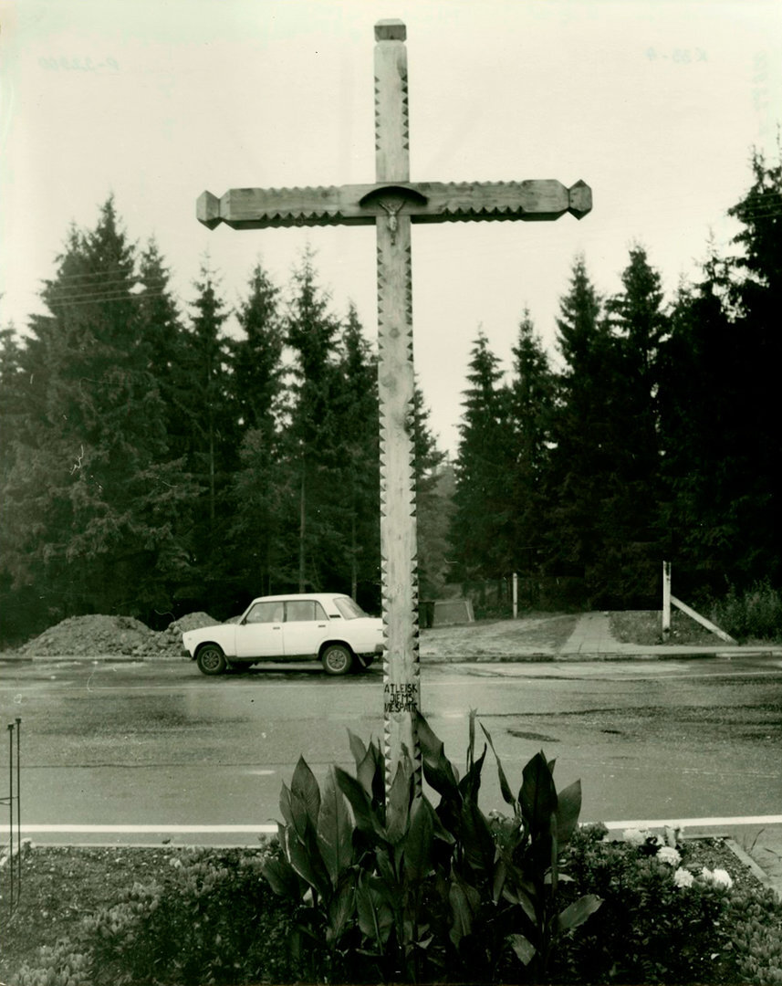 Atminimo kryžius Medininkų pasienio kontrolės poste, kur 1991 m. liepos 31 d. sovietų omonininkai žiauriai nužudė septynis Medininkų pasienio kontrolės posto pareigūnus, muitininkus ir policininkus. Žodžiai ant kryžiaus: &bdquo;Atleisk jiems, Vie&scaron;patie&ldquo;