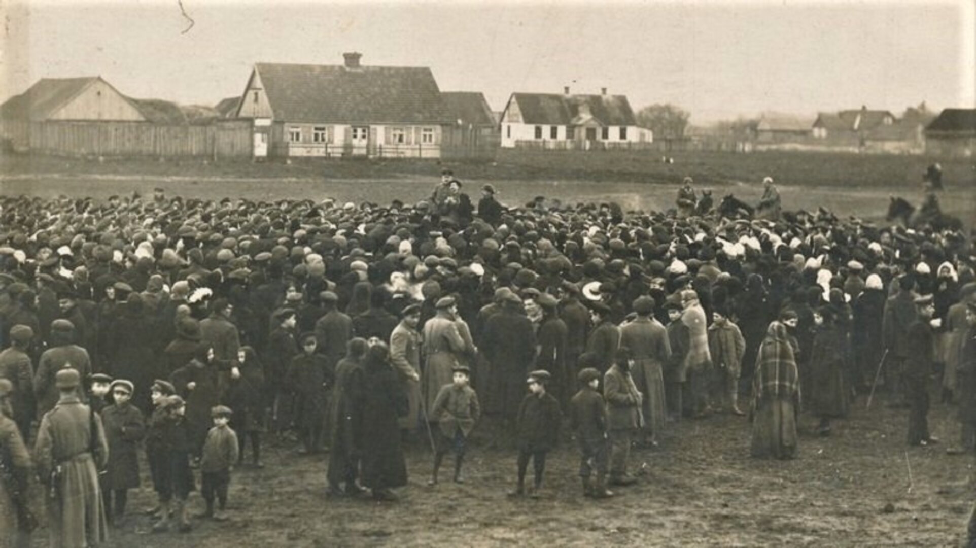Būsimasis Lietuvos Respublikos Seimo narys, gydytojas Eliziejus Draugelis kalba gyventojų susirinkime, kuriame gavo įgaliojimą atstovauti Marijampolės miestui Marijampolė, 1918 m. rugpjūtis