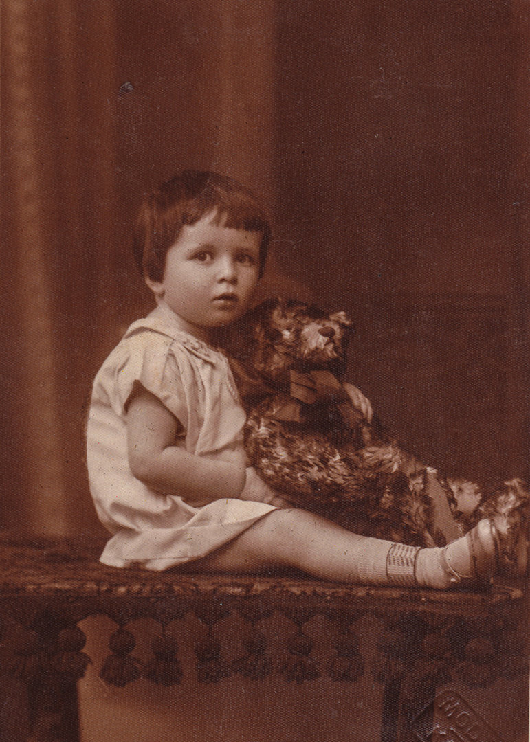 Irena Veisaitė vaikystėje 1930 m.