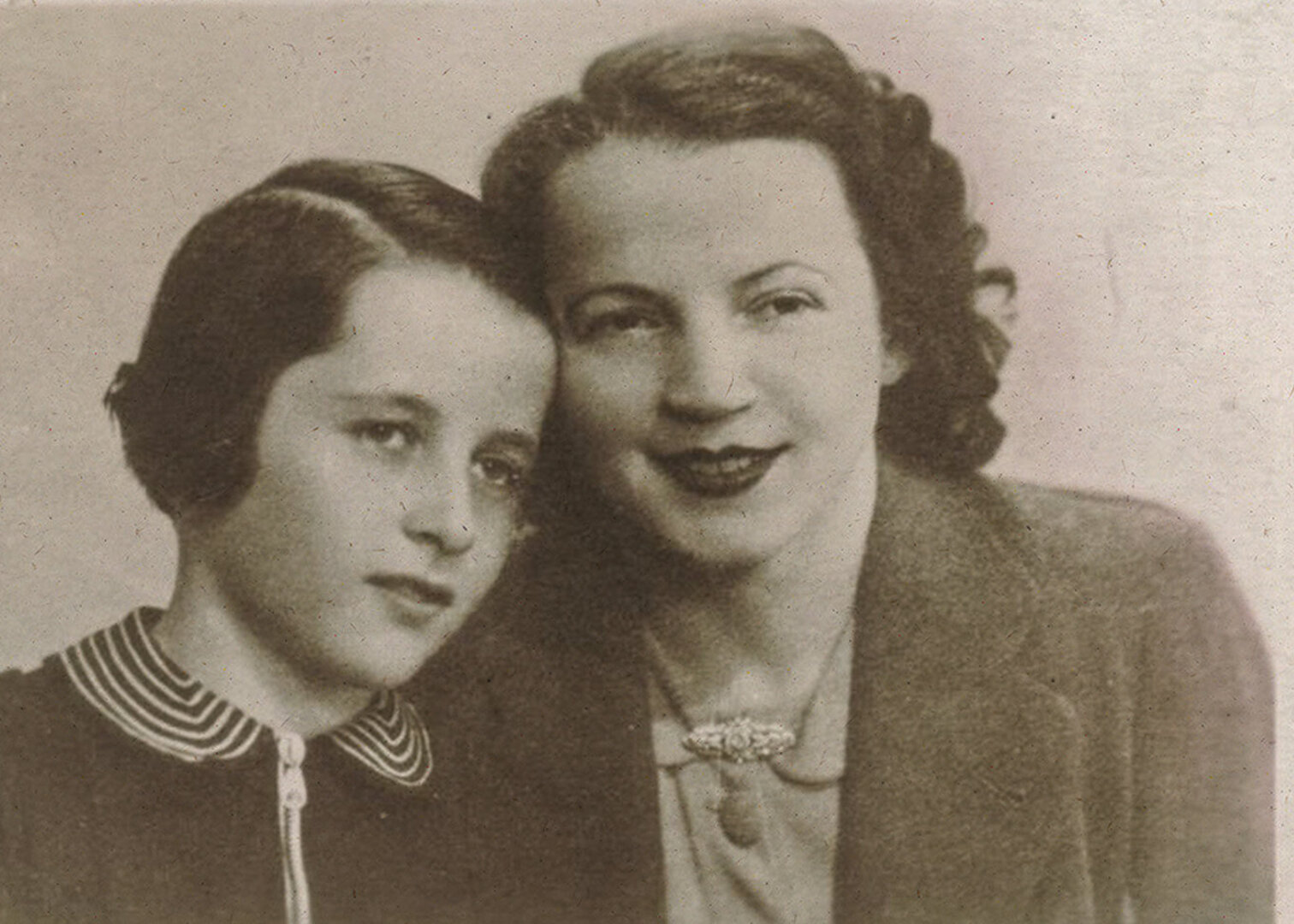 Irena Veisaitė su mama ~1938 m.