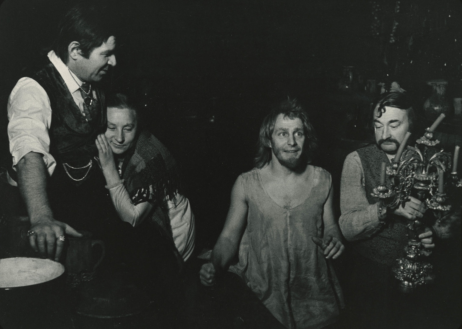 Kino filmas „Velnio nuotaka“. Aktoriai Bronius Babkauskas, Regina Varnaitė, Gediminas Girdvainis, Rimgaudas Karvelis. 1974 m.